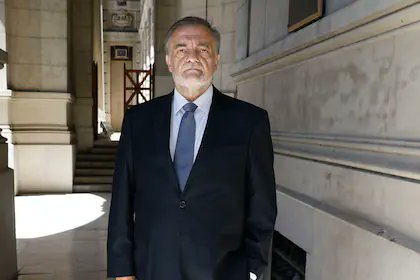 Este es Lugones, el juez que le quitó la causa AFA a Aguinsky para dársela a un juez amigo de Massa en Campana. Es un escándalo. Debería ser destituido.