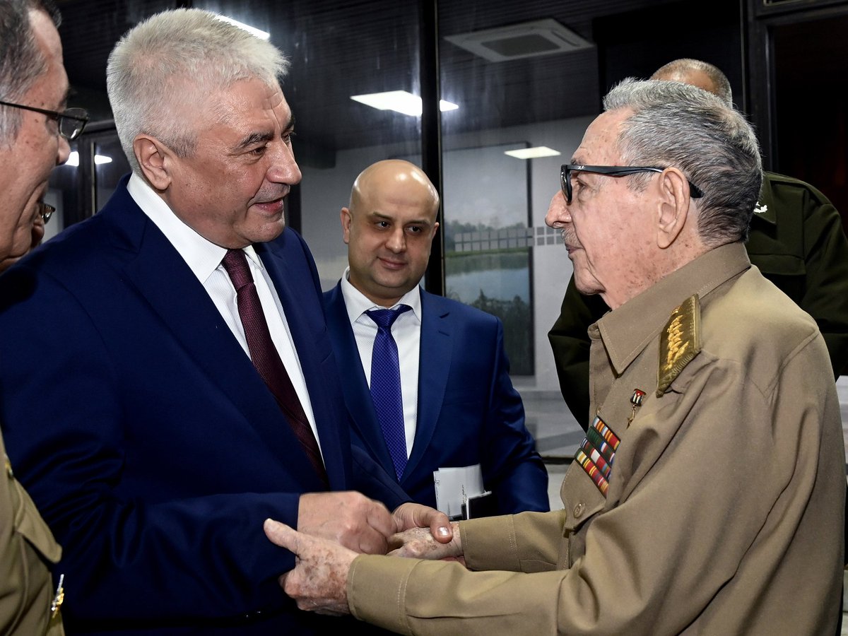 El General de Ejército Raúl Castro Ruz recibió en la tarde de este martes al Ministro del Interior de la Federación de Rusia, General de la Policía Vladimir Alexandrovich Kolokoltsev. 

#DePinarSoy