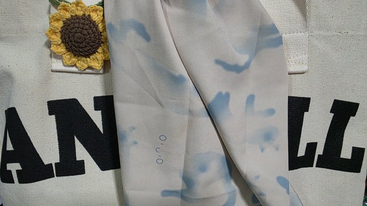 bluestth's tweet image. Ceo 2 แบรนด์นี้เค้าคบกัน(เป็นแฟน) ปะ โทนเนื้อผ้ากระเป๋าเหมือนโทนสีผ้าโพกเลยยย 🤣