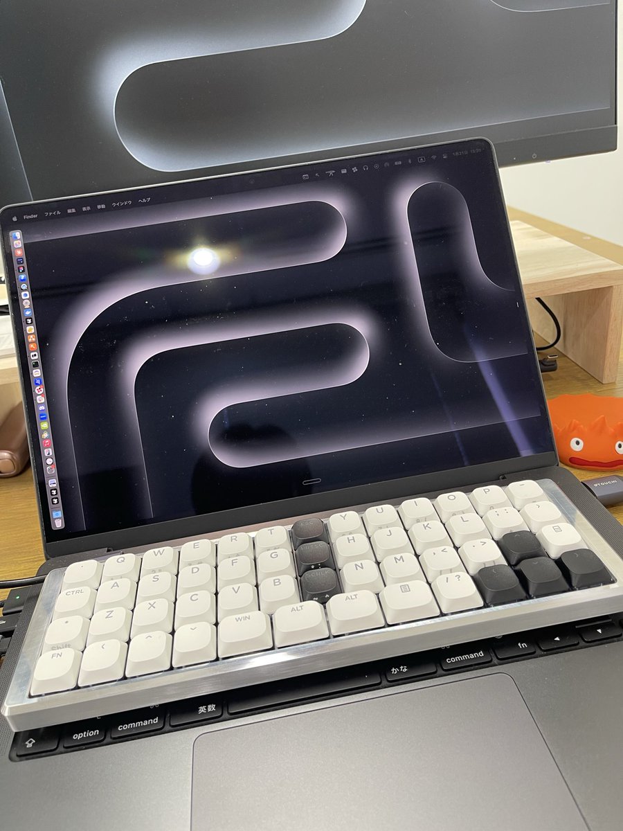 tkcel9's tweet image. GoForty Ortho 1日使っただけだけどそりゃもう最高でした。

日本語配列のままオーソリニア配列で使える。
中央一列空いてるので自然に打てる(普通の配列から移行しやすい)。
組み立てめちゃ簡単、ハンダ付け不要なのに安すぎる。
アルミフレームがカッコ良い。

大事に使います！