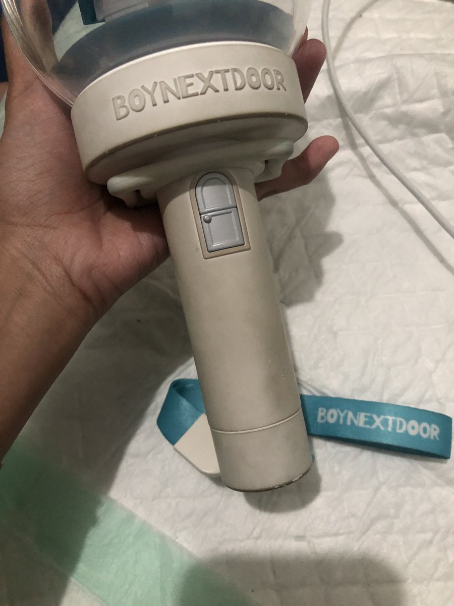 seaofhan's tweet image. this is mine after the concert 😭 sumpah masih sebel liatnya sampe dibilang "lu abis konser apa perang" 😭