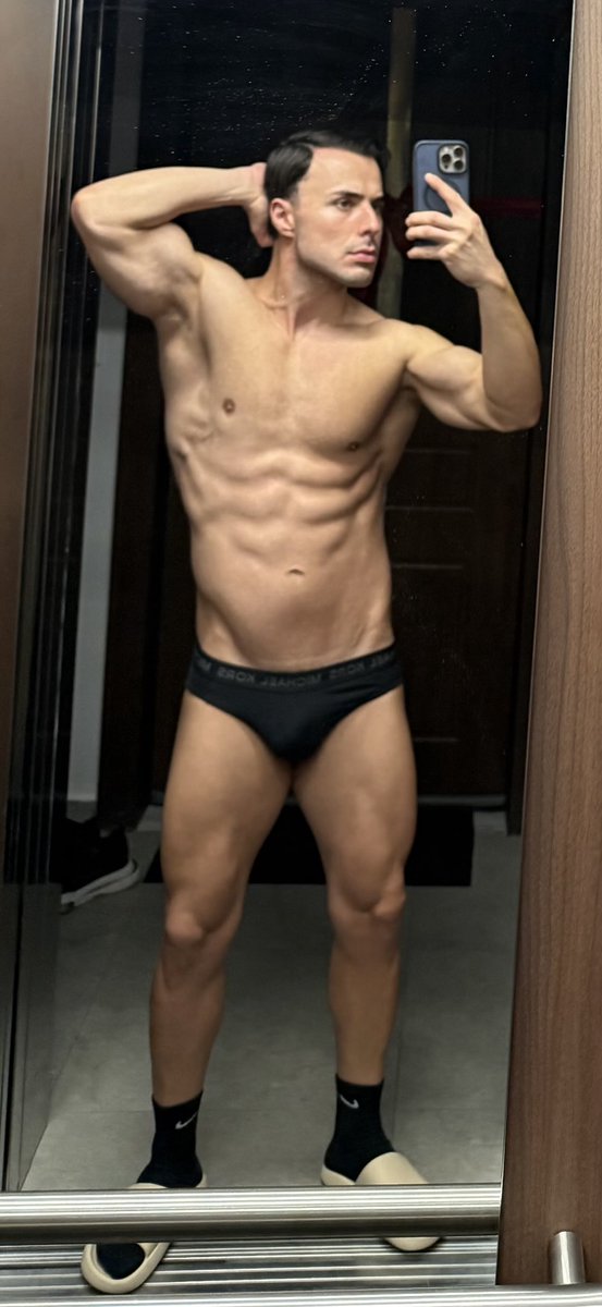 Ανοίγει το ασανσέρ και με βλέπεις έτσι τι κάνεις ?