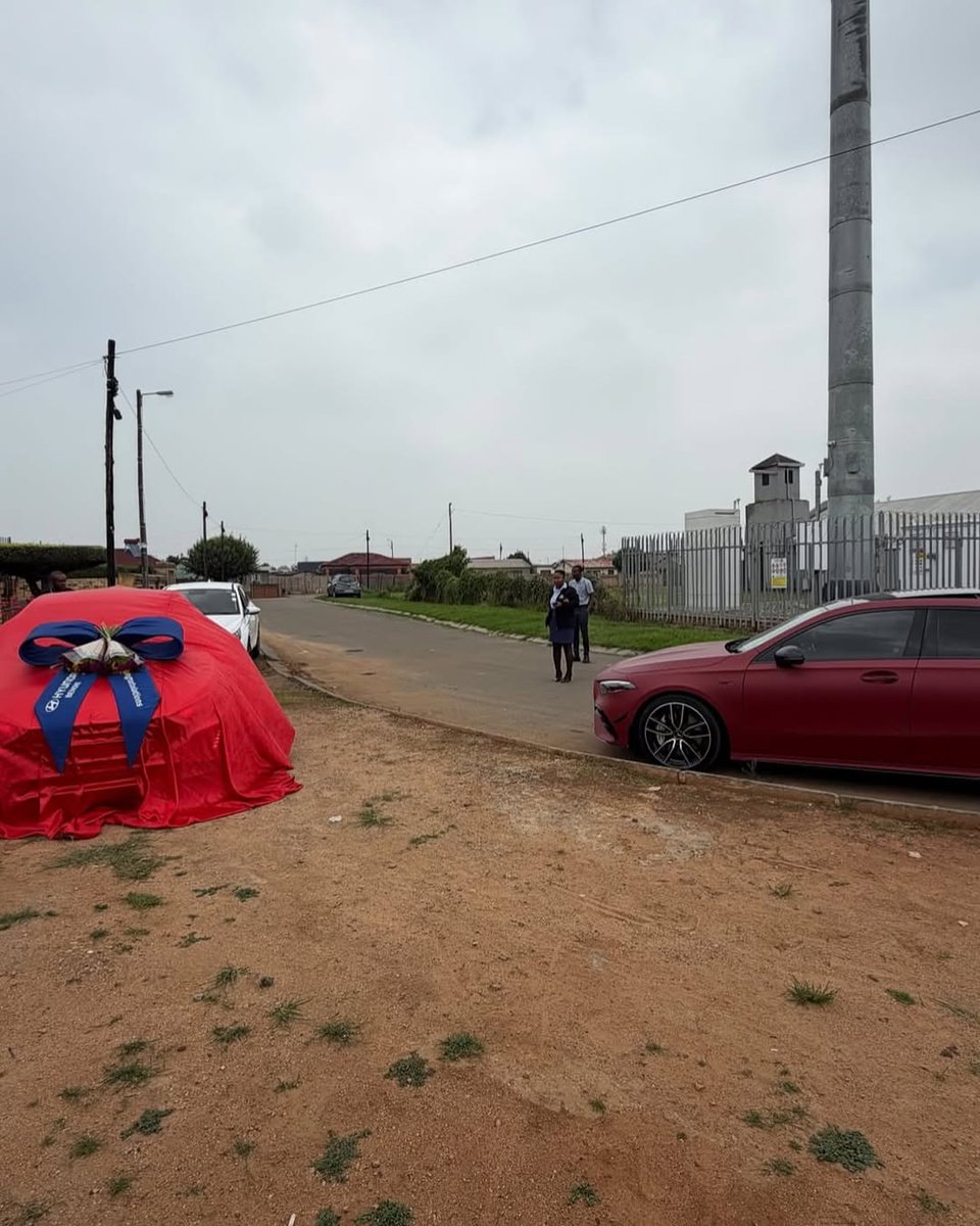 MDNnewss's tweet image. Amapiano Sensation Young Stunna surprises his mother with a brand-new car.
