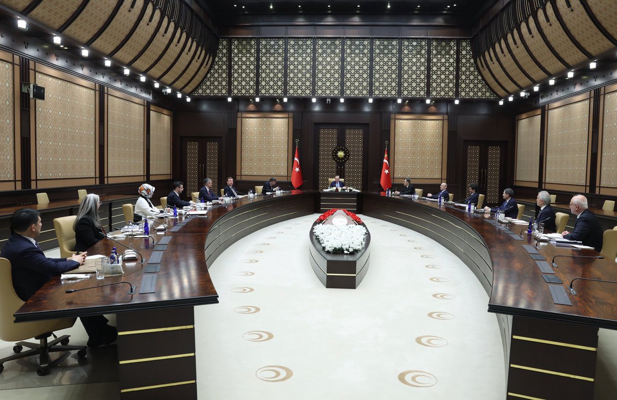 Cumhurbaşkanımız <a href="/RTErdogan/">Recep Tayyip Erdoğan</a>, Cumhurbaşkanlığı Politika Kurullarının başkanvekillerini Cumhurbaşkanlığı Külliyesinde kabul etti.