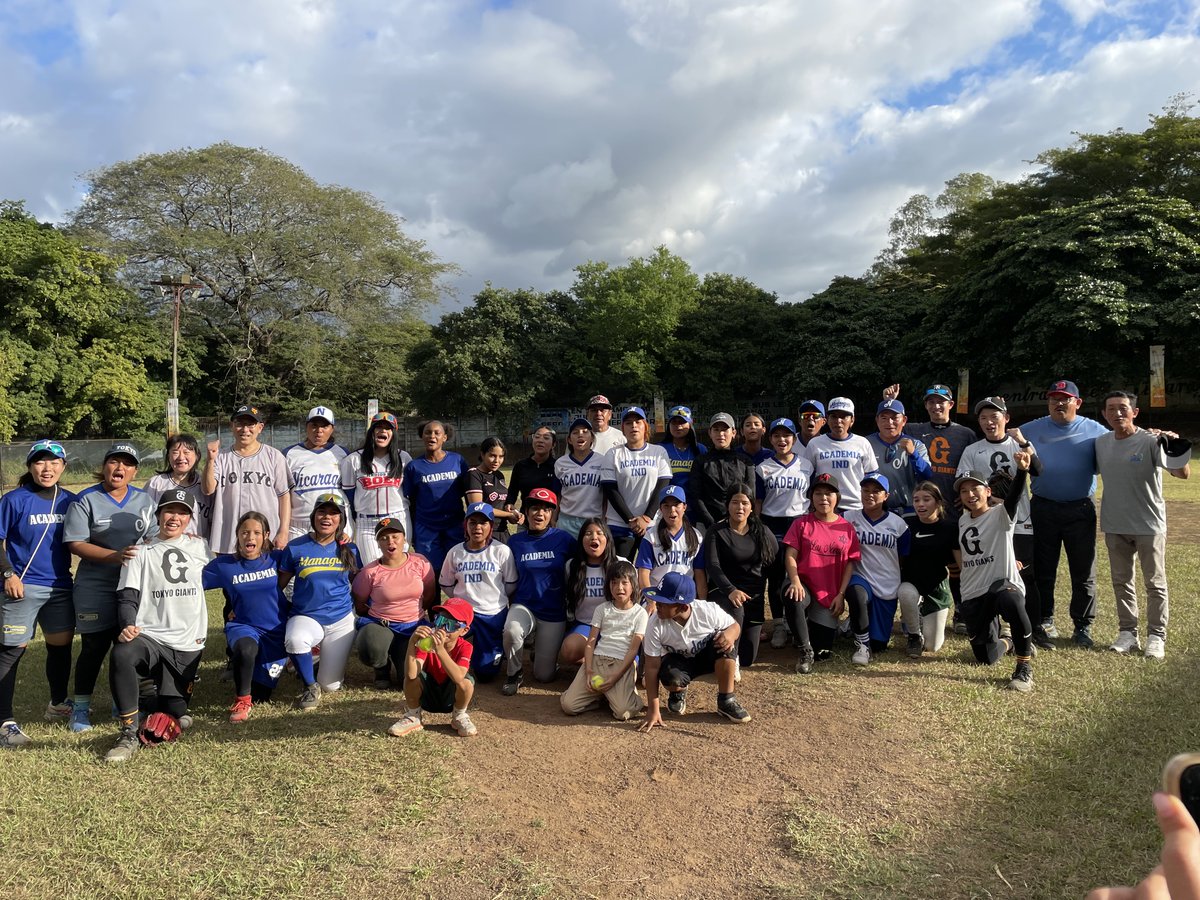 El Sr. Embajador OGINO, junto a su esposa, acompañaron a la delegación de “Yomiuri Giants” en las clínicas de béisbol a las categorías U23 y Academia Femenina, viviendo una jornada de entrenamiento e intercambio, fortaleciendo la cooperación deportiva entre nuestros países.