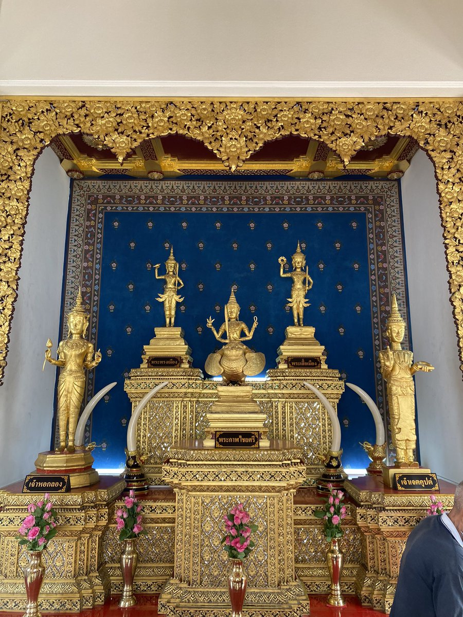 KanYaPhakSEP's tweet image. ไปเจอบทไหว้ศาลหลักเมือง ใช้อธิษฐานรับพรปีใหม่มา ยาวนิด เยอะหน่อย เผื่อใครไหว ก็ลองดู 

cr. #ลุงก้องเล่านิทาน

โอมสิทธิไชยไกรธรบวรนารถ คือ ข้าพระบาทจะก้มเกล้าดุษฏี ยอกรชุลีขึ้นไหว้นบในไตรภพอนันต์ ข้าฯ จึงจะขออภิวันท์ก้มเกล้า ไหว้คุณพระพุทธเจ้าอันล้ำเลิศในโอฆะสงสาร ข้าฯ…