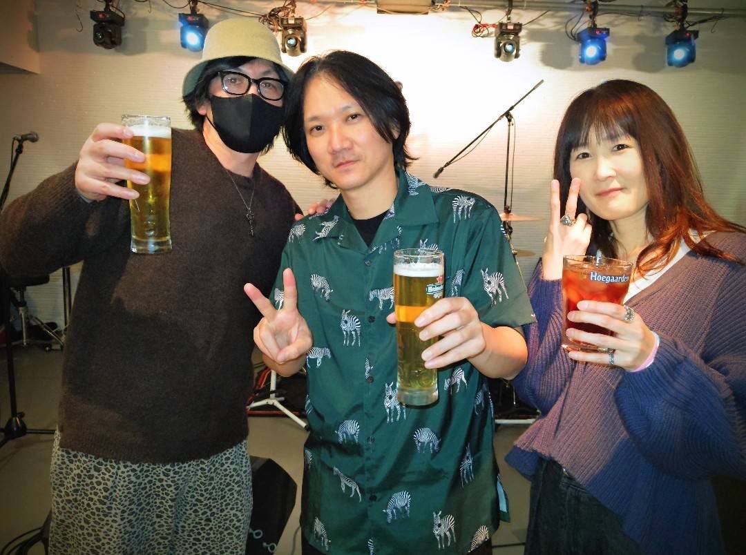 AlkaloidSephira's tweet photo. 先日の神保町waiwaihall、シゲオリアン流星群のライブにFULL METAL BOX加登屋さんがご来場！
FMBは過去に淳士さんや最近では中島卓偉さん等とコラボもしてるアクセサリーショップです💍
わたしがつけてるネックレスやリングは全部ここのもの✨
総帥もご愛用です🤭
気になる方はぜひお店へ🫶 https://t.co/9vlgGXiYbt
