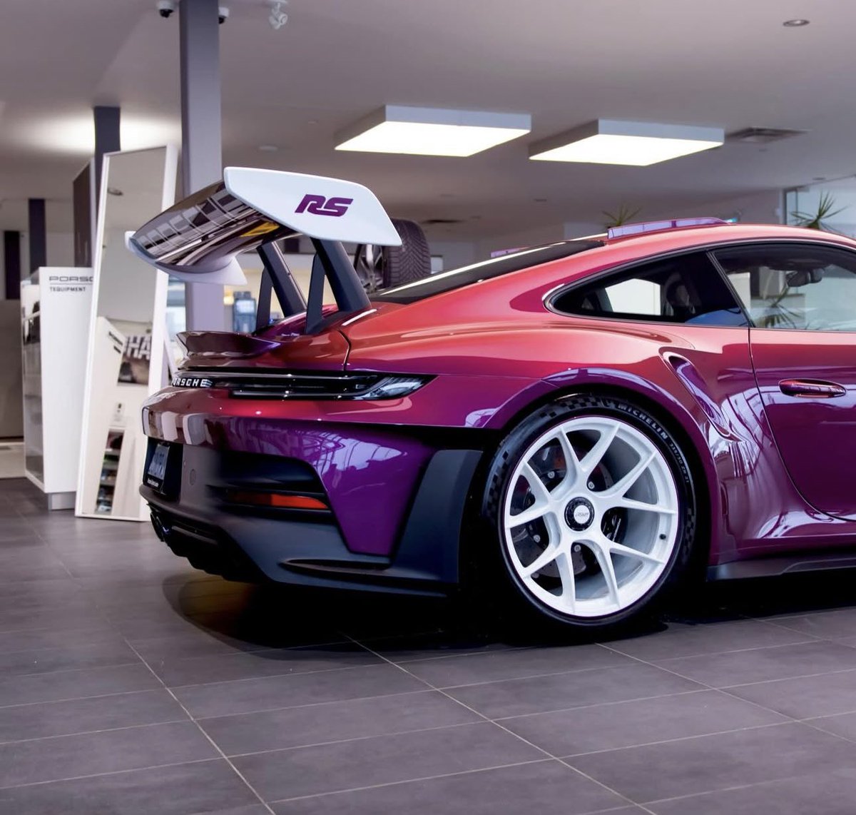 PorscheCIub's tweet photo. Paint-to-Sample Magic Magenta Chromaflair 992 GT3 RS https://t.co/kOOx2ufwWX