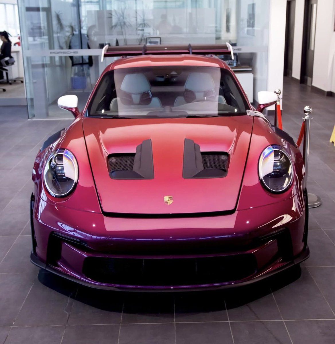 PorscheCIub's tweet photo. Paint-to-Sample Magic Magenta Chromaflair 992 GT3 RS https://t.co/kOOx2ufwWX