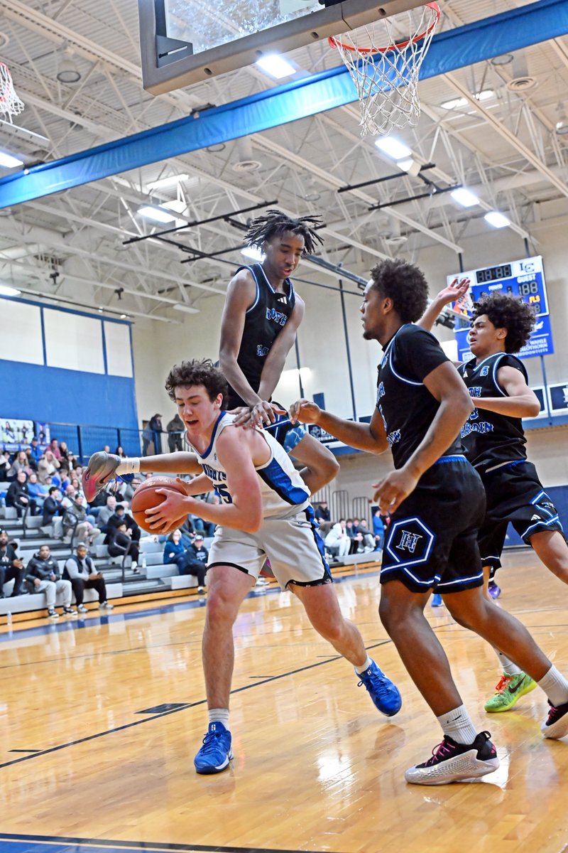 MikeSportShots's tweet image. MBball North Hardin @ LexCath. Quick reschedule showcased exceptional athletic prowess of both Bball &amp;amp;  Cheer teams. LexCath teamwork and shooting won the day, and the game. Final 81-56 LexCath.
More pics: photos.app.goo.gl/S189wLy8RMpx3s…
@LexCath_BBall @LexCathSports @NorthHardinBB