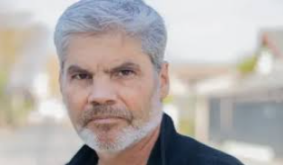 SebastianRochaZ's tweet image. 🔹El izquierdista Juan Cristóbal Guarello va a criticar absolutamente todo lo que haga y diga J.A. Kast.

Pero fue un gatito de chalet con Boric, quien promovía el " barrismo social " y alababa a las barras bravas.

Después te dice que el futbol chileno esta en el suelo.…