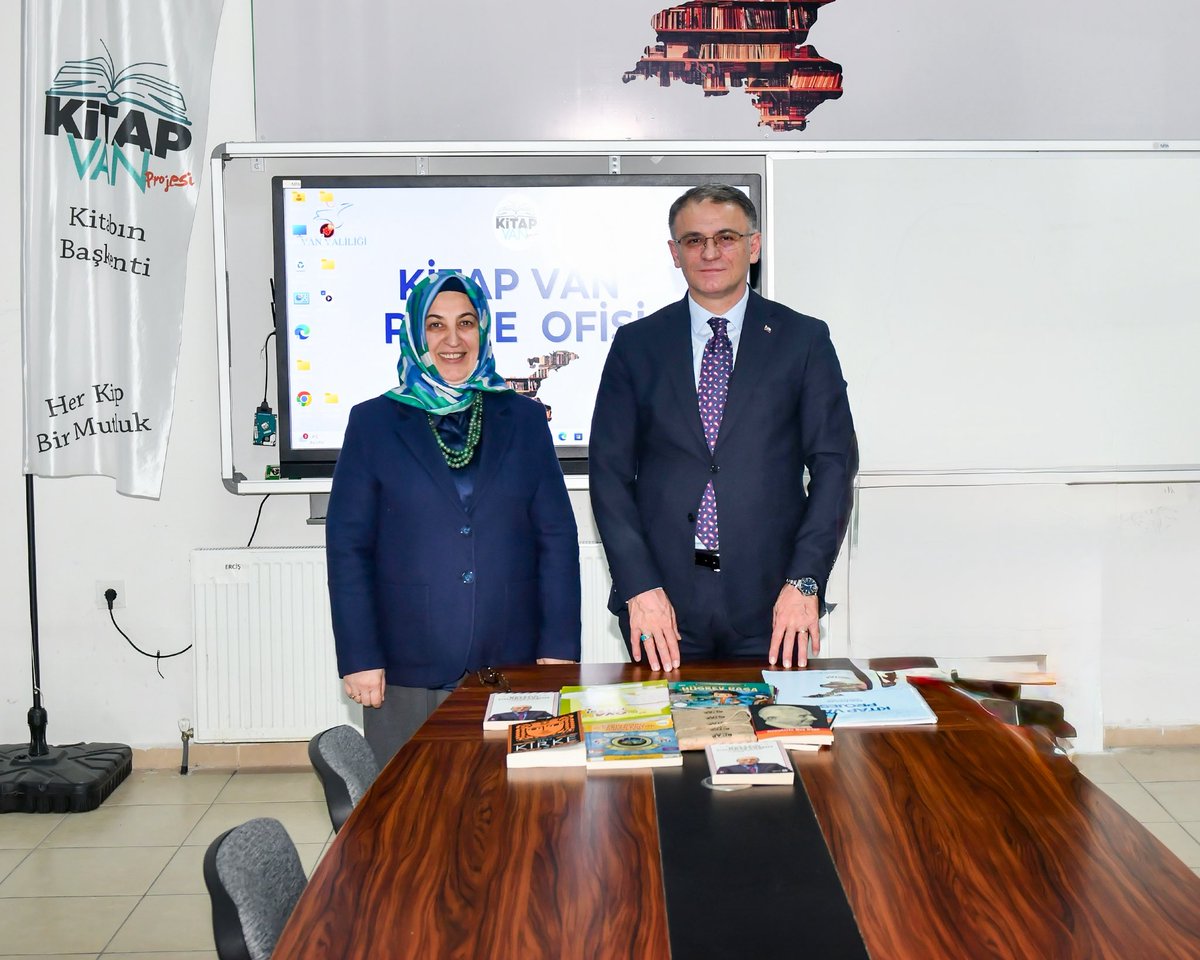 togemder's tweet image. TOGEMDER Kütüphane Projesi kapsamında Yönetim Kurulu Üyemiz Melike Günyüz, Van Valimiz Sayın Ozan Balcı’yı ziyaret ederek projemizin detaylarını istişare etti. Van Valimize projemize desteklerinden ötürü teşekkür ederiz.