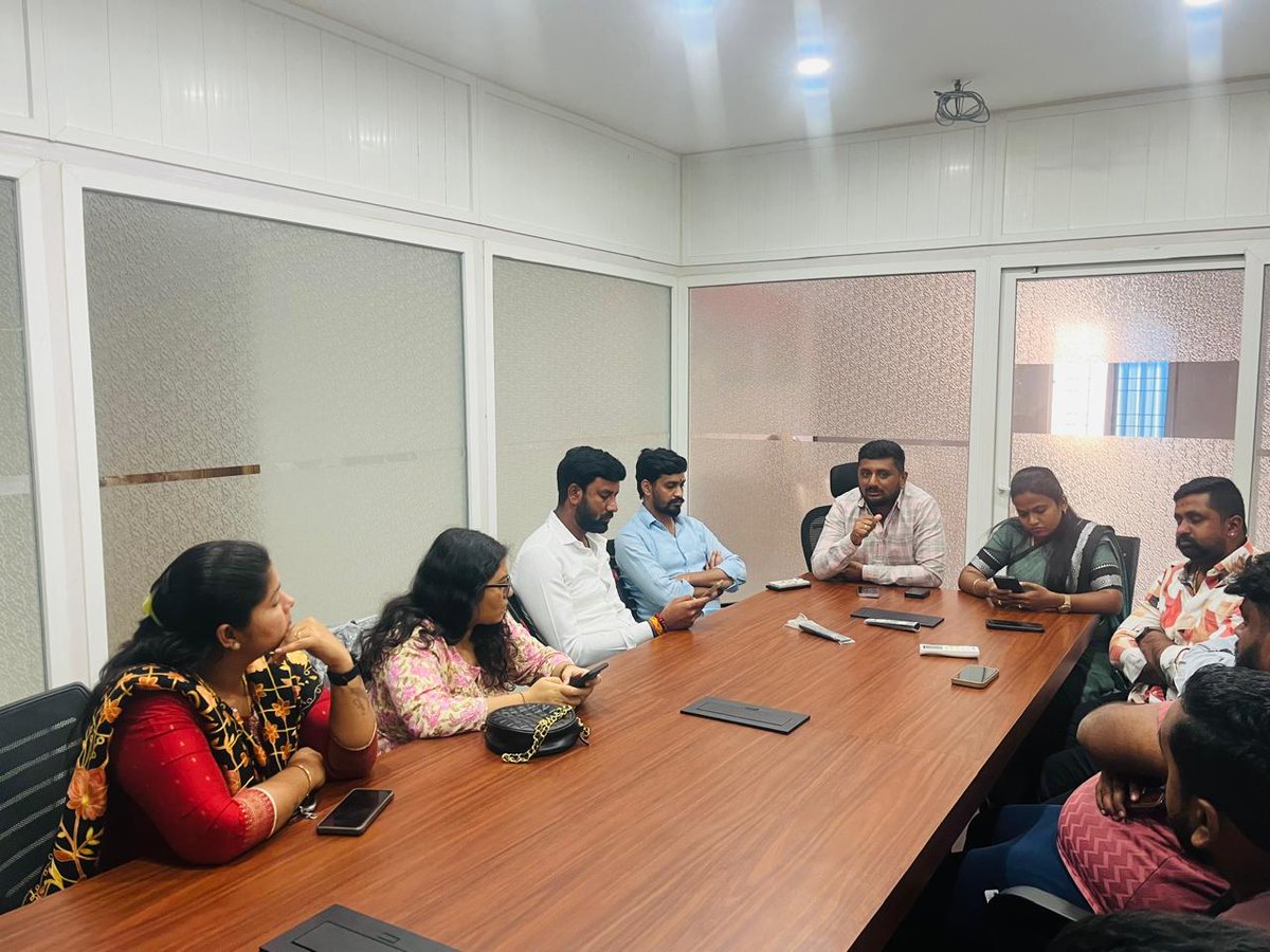 RahulgowdaNA's tweet photo. ಇಂದು ಜಾಲಾ ಬ್ಲಾಕ್ ಯುವ ಕಾಂಗ್ರೆಸ್ ಸಮಿತಿ ವತಿಯಿಂದ ಪಕ್ಷ ಹಾಗೂ ಸಂಘಟನೆಯನ್ನು ಬೇರುಮಟ್ಟದಿಂದ ಮತ್ತಷ್ಟು ಬಲಪಡಿಸುವ ಉದ್ದೇಶದಿಂದ ಕಾರ್ಯಕಾರಿಣಿ ಸಭೆ ನಡೆಸಲಾಯಿತು...
ಈ ಸಭೆಯನ್ನು ಜಿಲ್ಲಾ ಯುವ ಕಾಂಗ್ರೆಸ್ ಅಧ್ಯಕ್ಷರಾದ ರಾಹುಲ್ ಗೌಡ ಅವರ ನೇತೃತ್ವದಲ್ಲಿ ನಡೆಸಲಾಯಿತು..
#iycbangalorenorth #iyckarnataka #manjunathgowda #kpycc https://t.co/5KHlHUtQob