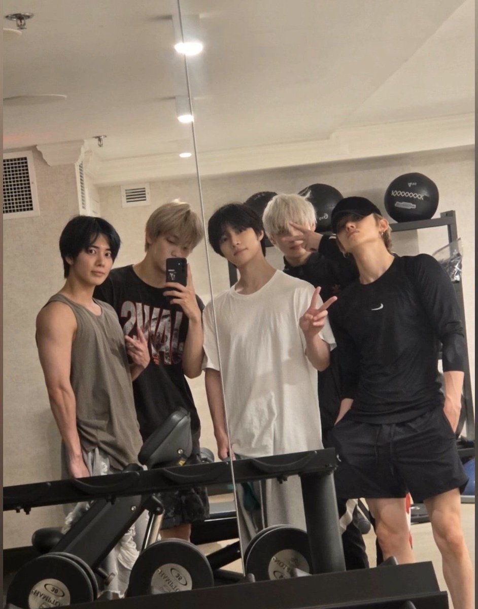 closetobeomgyu's tweet image. the most random monday in september: