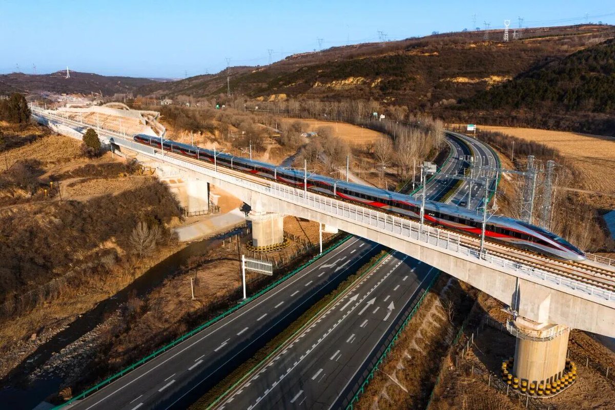 CRRC_global's tweet photo. 👀 Recently, 🚄 #CRRC-developed #CR400BF-Z #Fuxing intelligent #EMUs made their inaugural bidirectional departures from Xi'an North Station and Yan'an Station 🚉, marking the official opening of the Xi'an-Yan'an High-Speed Railway 🎉. Representing a next-generation high-speed train independently developed by China with full intellectual property rights 👍, the CR400BF-Z has a maximum operating speed of 350 km/h ⚡️.
With the successive opening of multiple HSRs including the Xi'an-Yan'an line, China's HSR network has surpassed 50,000 km in operational mileage 💕.
#Railwady #RailwayDevelopment #FuxingTrain