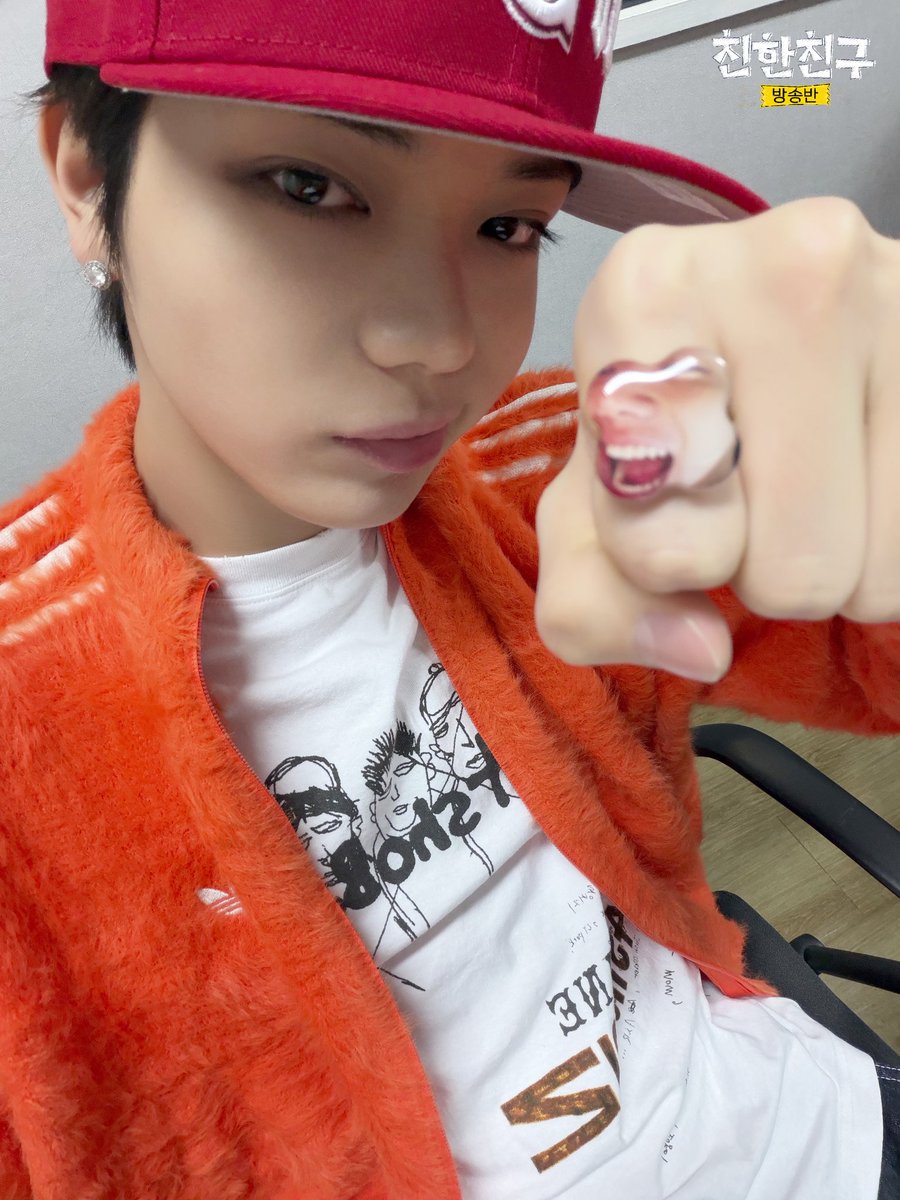 mbcbf_bf's tweet image. 🏫친친방🏫

#친한친구방송반
#롱샷 #LNGSHOT @LNGSHOT4sho

몸까지 재밌는 웃수저 롱샷
 #MoonWalkin' 으로 등장~ 🌕🚶‍♂️
+오율씨 생일 30분 전까지 함께해서 너무 행복하다.... ❤️