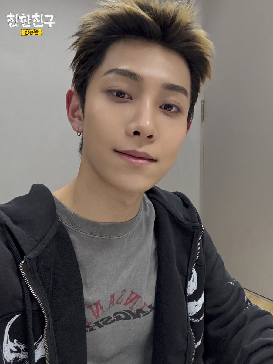 mbcbf_bf's tweet image. 🏫친친방🏫

#친한친구방송반
#롱샷 #LNGSHOT @LNGSHOT4sho

몸까지 재밌는 웃수저 롱샷
 #MoonWalkin' 으로 등장~ 🌕🚶‍♂️
+오율씨 생일 30분 전까지 함께해서 너무 행복하다.... ❤️