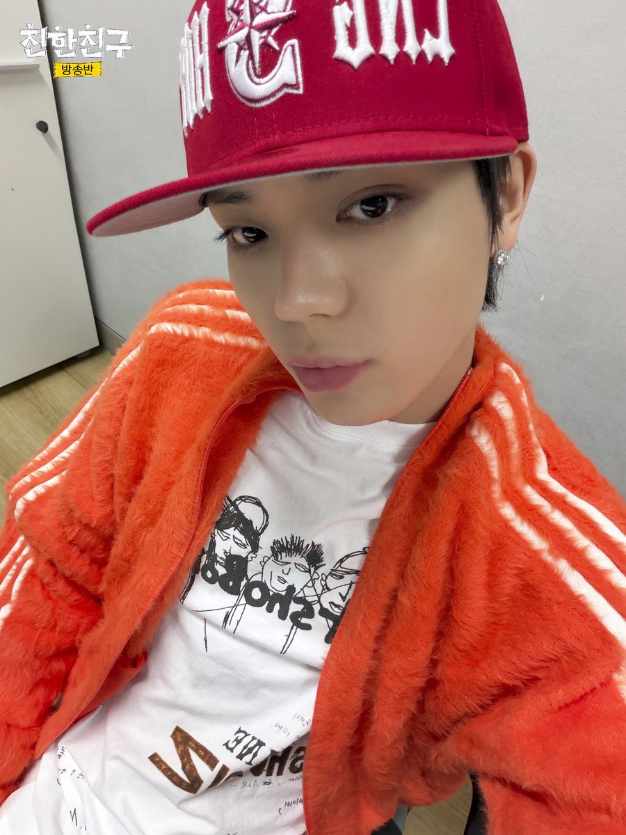 mbcbf_bf's tweet image. 🏫친친방🏫

#친한친구방송반
#롱샷 #LNGSHOT @LNGSHOT4sho

몸까지 재밌는 웃수저 롱샷
 #MoonWalkin' 으로 등장~ 🌕🚶‍♂️
+오율씨 생일 30분 전까지 함께해서 너무 행복하다.... ❤️