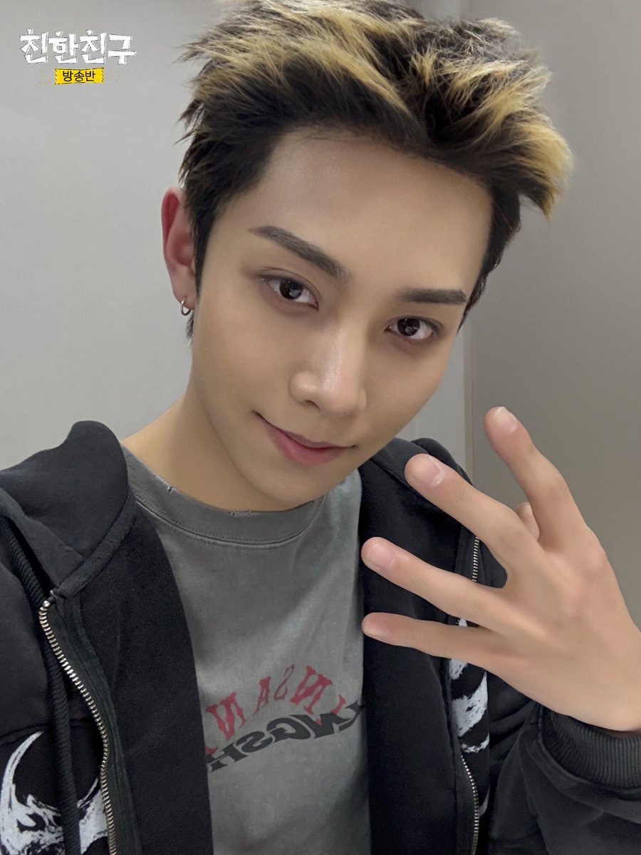 mbcbf_bf's tweet image. 🏫친친방🏫

#친한친구방송반
#롱샷 #LNGSHOT @LNGSHOT4sho

몸까지 재밌는 웃수저 롱샷
 #MoonWalkin' 으로 등장~ 🌕🚶‍♂️
+오율씨 생일 30분 전까지 함께해서 너무 행복하다.... ❤️