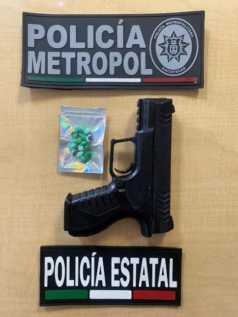 Elementos de la Policía Metropolitana, en coordinación con la #PEP, Sedena, GN y Policía Municipal, detuvieron a un masculino por el probable delito de narcomenudeo durante recorridos de seguridad y vigilancia en el municipio de Guadalupe.n9.cl/50rpbq