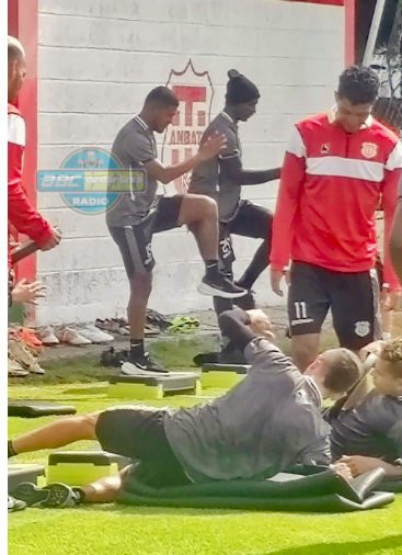 Novedades albirojas 🔴⚪️

Acaba de llegar a la práctica de #TecnicoU Luis Estupiñán, nuevo extremo para el rodillo 🇦🇹

⚽️ 2do día de prácticas para #MauricioCagua zaguero central zurdo, quién firmó ✍🏻 por 3 años con divisiones formativas realizadas en UCatolica e IDV

⚽️ Ni se