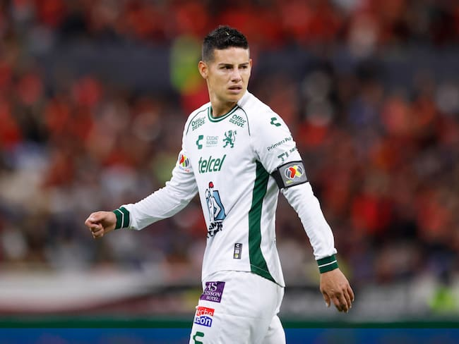 ColFootyReport's tweet photo. This is problematic. There are 5 months left until the World Cup starts; both James Rodriguez and Santiago Arias have yet to find new teams. They should look to sign for a club as soon as possible, we need them to have rhythm and form, most especially James who is our captain 🇨🇴 https://t.co/TZ0QWgWEgA