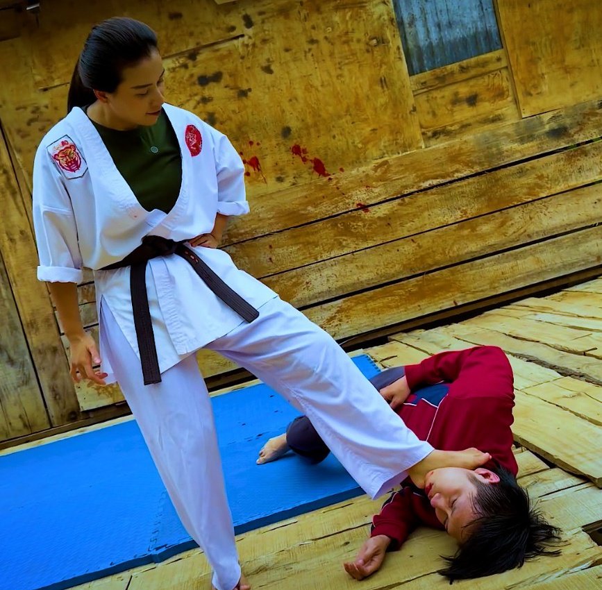 ChintyaCommand's tweet image. your lucky day 
under my feet 
payhip.com/chintyacommand