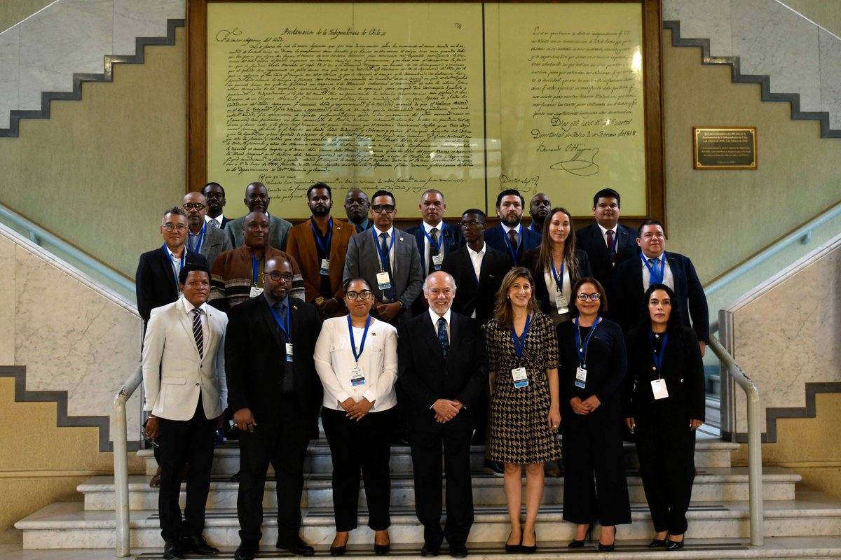 ifloressenador's tweet photo. La Inteligencia Artificial es un tremendo desafío, especialmente para mejorar la gestión pública con un uso adecuado y a la altura de las necesidades.
Hoy inauguramos en conjunto con @ParlAmericas , organización que presido, y la @Camara_cl la visita de estudio con representantes de las cuatro Américas.
El objetivo es trabajar juntos para empoderar a nuestros parlamentos en este camino; un esfuerzo compartido para fortalecer las capacidades institucionales de los parlamentos de nuestra región en materia de transformación digital.
Modernizar procedimientos, mejorar la gestión de la información y fortalecer la calidad del trabajo legislativo es, en en otras palabras, mejorar nuestro trabajo por el bien común.
Exitosa jornada con el apoyo de @bcnchile