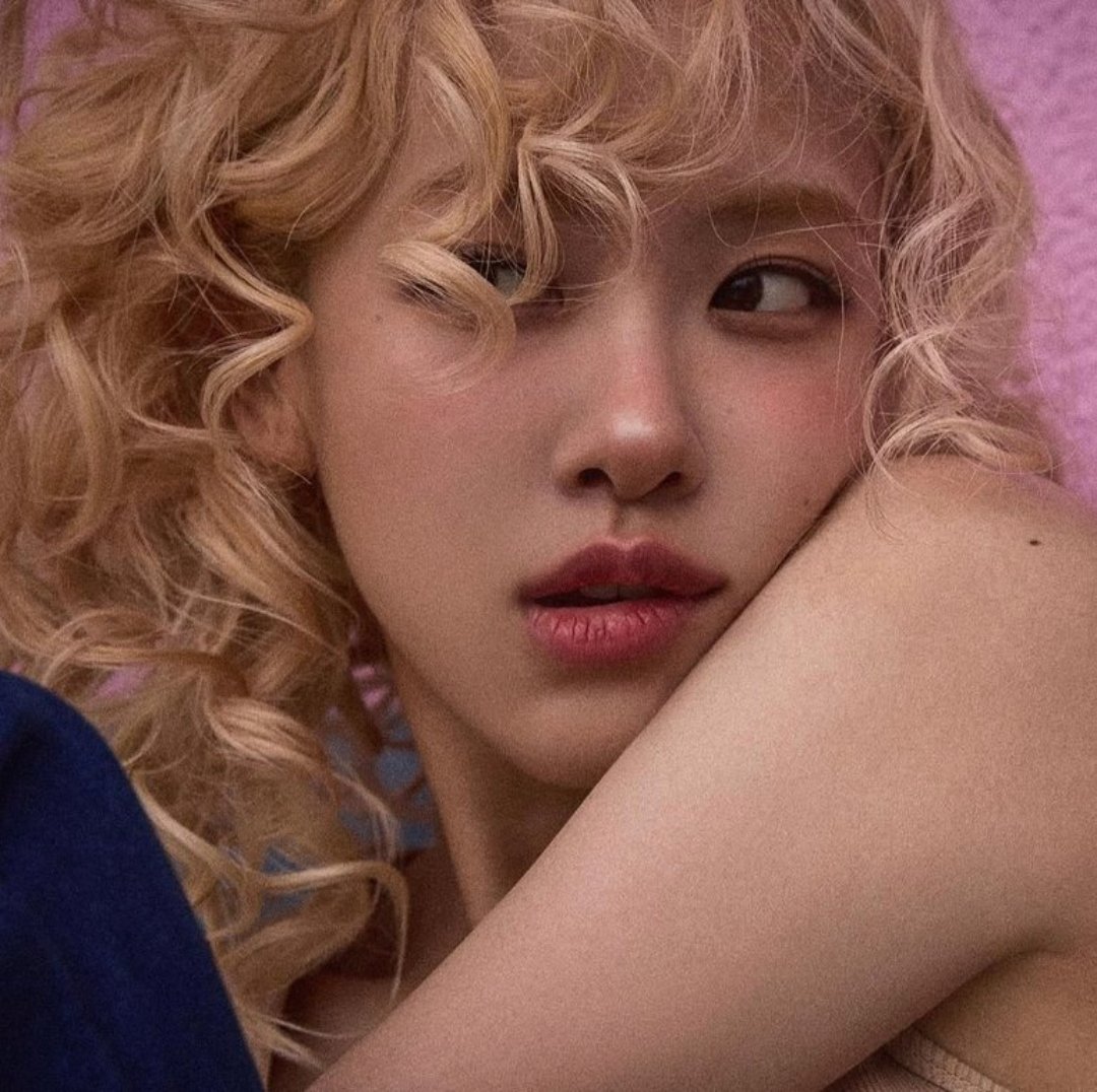 ‘rosie’ by #ROSÉ re-enters the top 100 on the Worldwide iTunes Album Chart at #94 (+54).