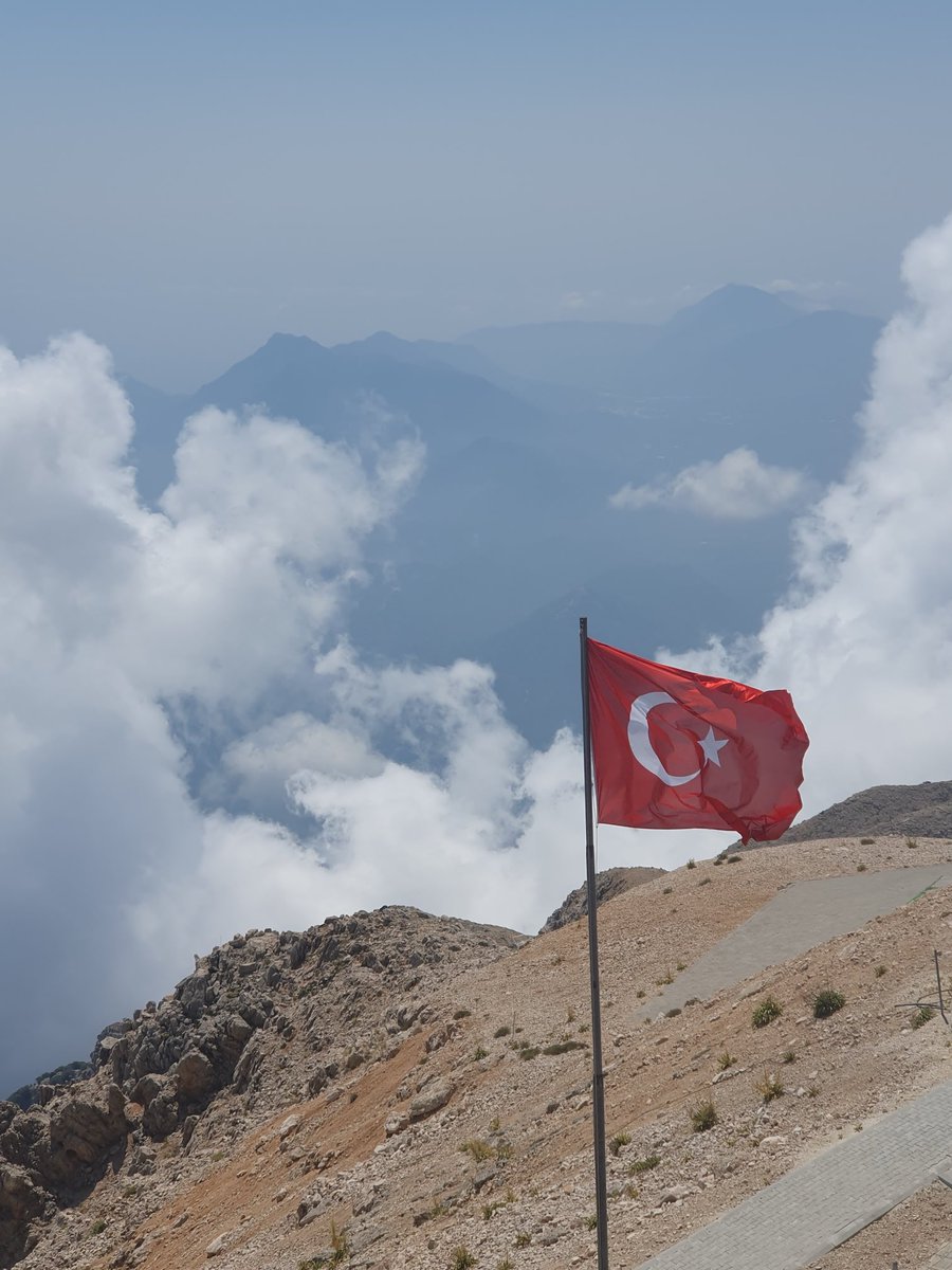 Namussuzlara,kahbe evlatlarına ve aşağılık şerefsizlere bayrağın şeref be namus olduğunu anlatamazsın.Çünki onlar şerefsizce yaşamaya alışmış it sürüleridir.