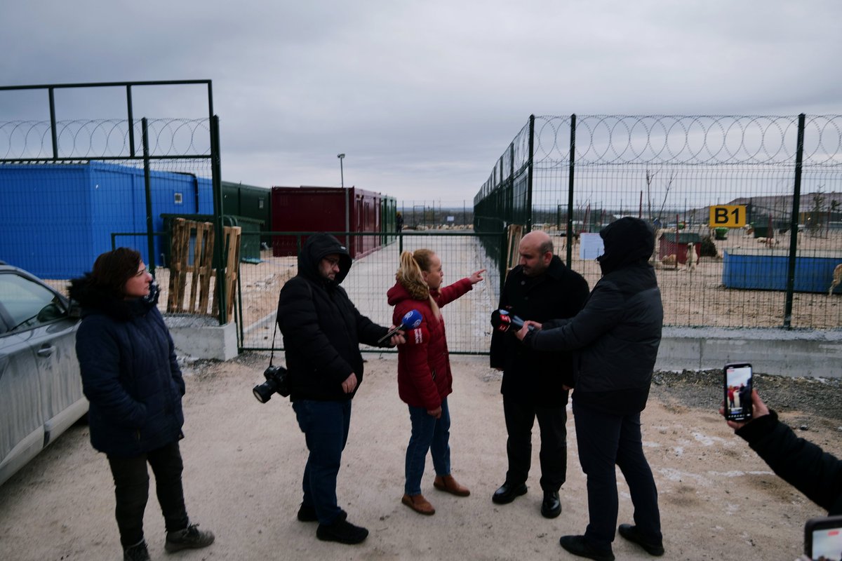Eskişehir Büyükşehir Belediyesi Hayvan Barınağı önündeyiz... 📍  
 
Can dostlarımızın emanet edildiği bir kurumda yaşanan vahim tabloyu asla kabul etmiyoruz. Bugün geldiğimiz noktada açlıktan birbirine saldırmak zorunda kalan hayvanların görüntüleriyle karşı karşıyayız. Bu alanı