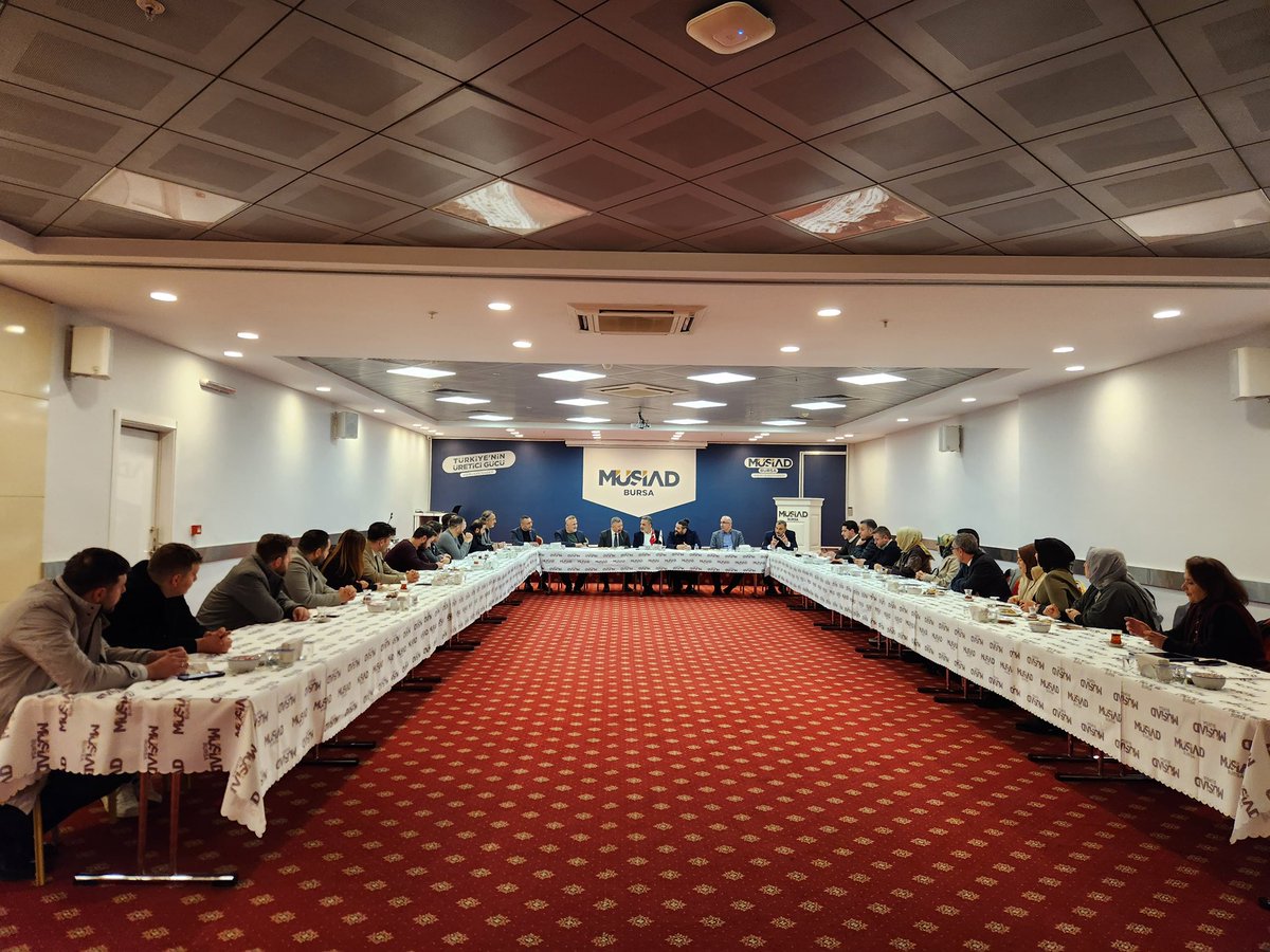 MUSIADBursa's tweet photo. Başkanımız Alparslan Şenocak ev sahipliğinde Yönetim Kurulu Üyelerimiz ile beraber, ERSİYAD(Erzurumlu Sanayici, İş İnsanları ve Yöneticileri Derneği) Yönetim Kurulu Başkanı Bület Öz ve Yönetim Kurulu üyelerini MÜSİAD Bursa Şubemizde ağırlamaktan büyük memnuniyet duyduk. Görüşmede Sivil toplum kuruluşları arasındaki dayanışmanın ve ticari iş birlikleri hakkında istişarede bulunuldu. nazik ziyaretleri ve değerli katkıları için ERSİYAD, Genç ERSİYAD ve Kadın ERSİYAD yönetimlerine teşekkür eder çalışmalarında başarılar dileriz.