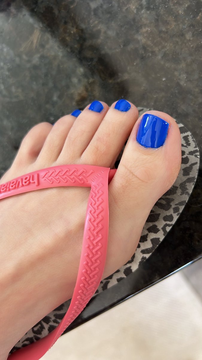 LuxToe's tweet image. Fresh pedi almost ready..!!✨💙✨