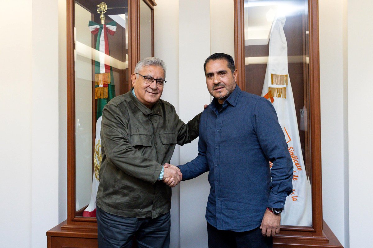 📚 El Mtro. Alfonso Cepeda Salas, Srio. Gral. del #SNTE, se reunió con el Prof. José Luis González Morales, dirigente de <a href="/SNTE_Seccion_23/">SNTE Sección 23</a> en #Puebla,  para dar seguimiento a las demandas de los agremiados en la entidad. Afirmó que pronto habrá resultados, porque los merecen.