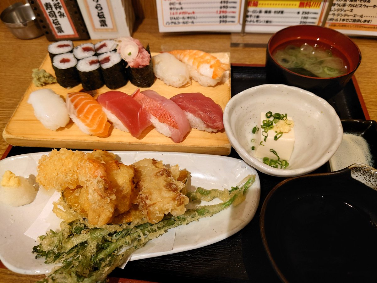 peruo10's tweet photo. 1500円のランチ。寿司はネタは良かったけど、シャリがベチャッとしてて残念だった。ボリュームはある。 https://t.co/OQwuwzBieN