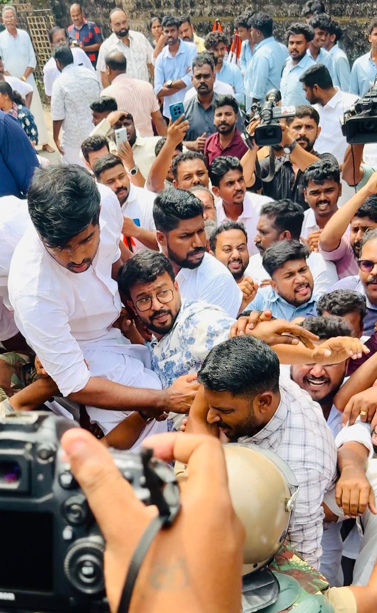 Aasifselection's tweet photo. വർഗീയ പരാമർശം നടത്തിയ മന്ത്രി സജി ചെറിയാൻ രാജിവെക്കണമെന്ന് ആവശ്യപ്പെട്ട് യൂത്ത് കോൺഗ്രസ് ആലപ്പുഴ ജില്ലാ കമ്മിറ്റിയുടെ നേതൃത്വത്തിൽ ചെങ്ങന്നൂരിലെ ക്യാമ്പ് ഓഫീസിലേക്ക് നടത്തിയ മാർച്ച് യൂത്ത് കോൺഗ്രസ്‌ സംസ്ഥാന പ്രസിഡന്റ് അഡ്വ ഒജെ ജനീഷ് ഉദ്ഘാടനം ചെയ്തു..
Indian Youth Congress Kerala https://t.co/kSOIrFOH1G