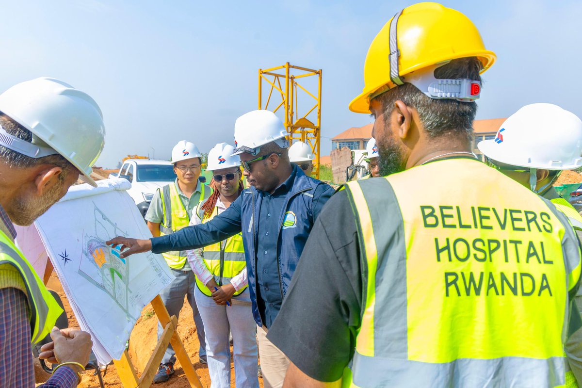 CityofKigali's tweet photo. Muri gahunda yo gukangurira abafite imishinga y'ubwubatsi kubaka bakuzuza #UbakaWuzuze, uyu munsi Umuyobozi w’Umujyi wa Kigali @dusengiyumvas ari kumwe n’abayobozi batandukanye basuye imishinga yo kubaka ibitaro 2: Believers Hospital na Frontier Hospital iherereye mu murenge wa Kanombe mu Karere ka Kicukiro. 

Umuyobozi w’Umujyi yashimye aho imirimo igeze kuri izi nyubako zombi abasaba kuyihutisha kugira ngo irangire.  

Meya @dusengiyumvas yibukije ko ahakorerwa umushinga w’ubwubatsi hakwiye kubahiriza ibi bikurikira: 

➡️ Kugira icyapa n’amashusho  bitanga amakuru yose ku mushinga

➡️ Koza imodoka zitwara ibikoresho by'ubwubatsi zivuye muri chantier kugira ngo zitanduza umuhanda wa Kaburimbo wegereye aho ibikorwa by’ubwubatsi bikorerwa 

➡️ Abakozi bose n'abasura chantier bagomba kuba bambaye imyambaro yabugenewe irinda abakozi  harimo: ingofero  zabugenewe, jacket, udupfukantoki n’ibindi bibarindira umutekano.

➡️ Kugira ubwiherero buhagije kandi busukuye

➡️ Kurangiza inyubako mu gihe cyagenwe

➡️ Kutangiza ubusitani n’ibindi bikorwa remezo bya Leta

➡️ Chantier igomba kuba ifite isuku, ibikoresho by'ubwubatsi bitarakoreshwa bibitse neza kandi ipfutse mu rwego rwo gukumira ivumbi n'impanuka yaterwa n'ibikoresho by'ubwubatsi byataruka. 

➡️ Gusaba gukorerwa igenzura mu gihe cyagenwe cyane cyane ku nyubako zigeretse n’ibindi.

Ubugenzuzi burakomeje.