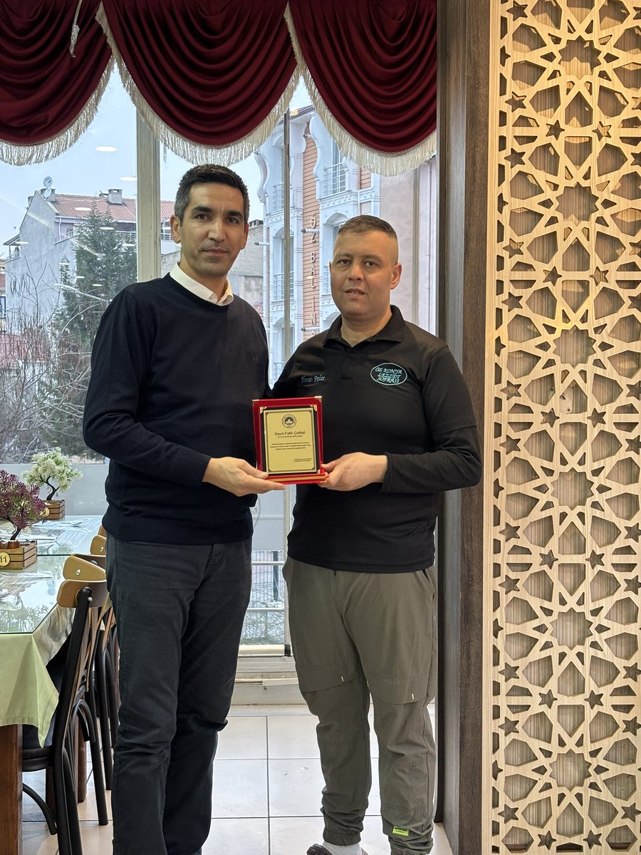 Pınarhisar Meslek Yüksekokulu öğrencilerimize etli ekmek ikramında bulunan Öz Konya Lezzet Sofrası İşletme Sahibi Sayın Fatih Çelikel’e, katkı ve desteklerinden dolayı Meslek Yüksekokulu Müdürümüz Dr. Öğr. Üyesi Can Demirel tarafından teşekkür plaketi takdim edilmiştir.