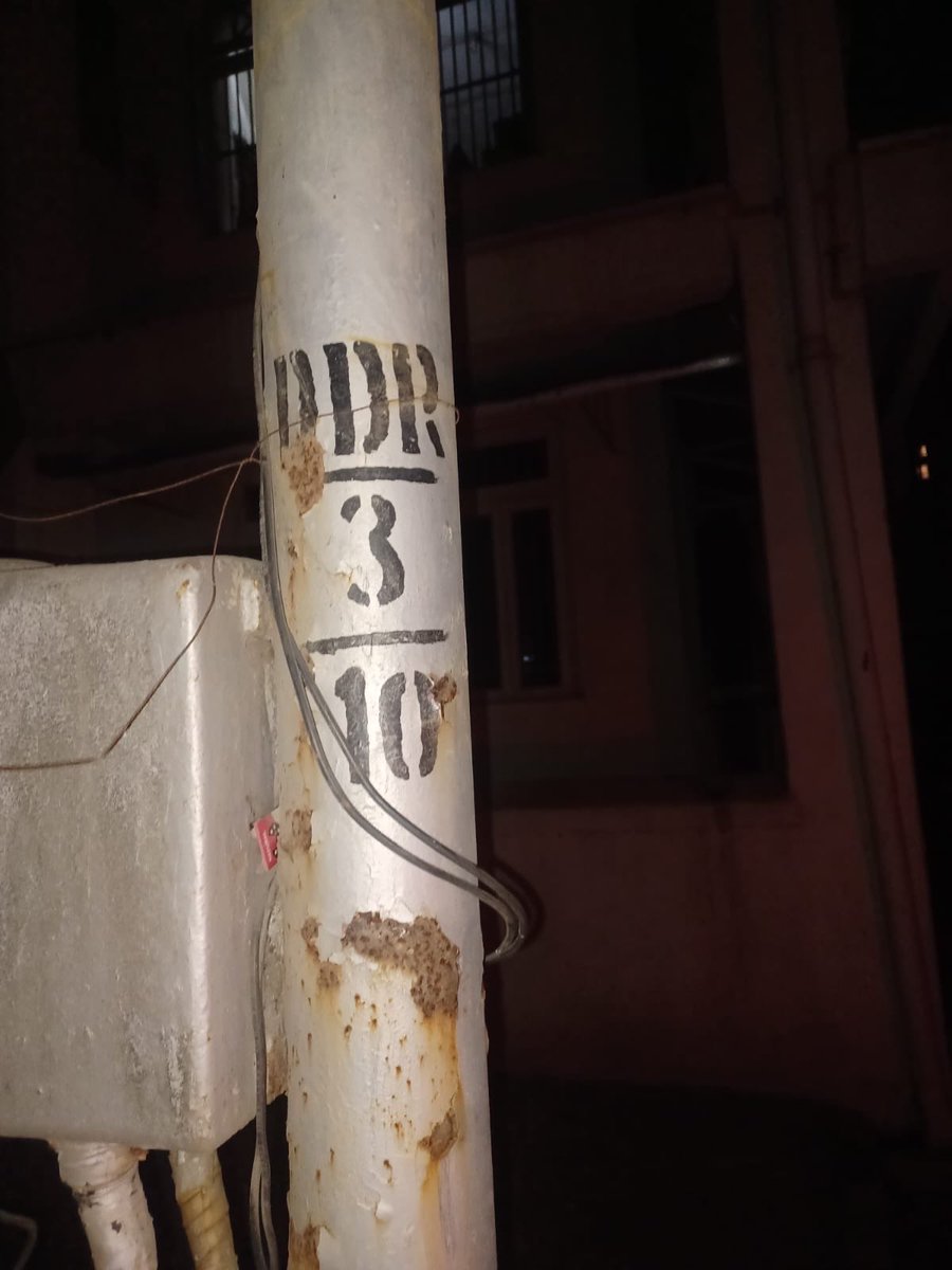 HemendoshiN's tweet photo. @myBESTElectric 
No street light since many days… Telang cross road no.1, near Samosa garden, Matunga East https://t.co/1Ea57mMZeM
