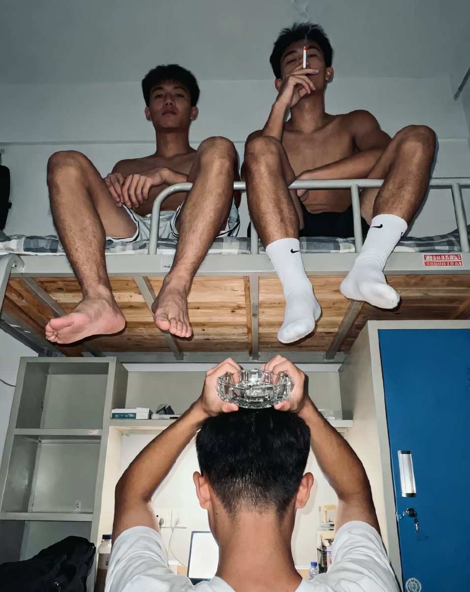 这种宿舍场景有傻逼能拒绝？
每天进门脱光衣服，戴上狗项圈伺候好两位直男痞子体育爹。两位爹的鞋子每天应该由傻逼刷成反光才对！至于其他宿舍的体育爹串寝，进门时候傻逼需要磕头刷鞋，如果是穿的拖鞋则需要刷拖鞋底和清理脚趾头。此外傻逼需要带好导尿管贞操锁和18厘米肛塞。