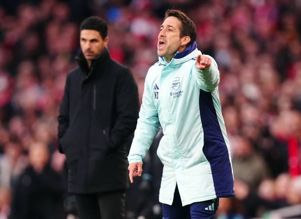 قرّر أرسنال منع مدرب الكرات الثابتة نيكلاس جوفر من الظهور في المقابلات التلفزيونية، باعتباره سلاحًا سريًا لا ينبغي الكشف عن أسرار عمله. 