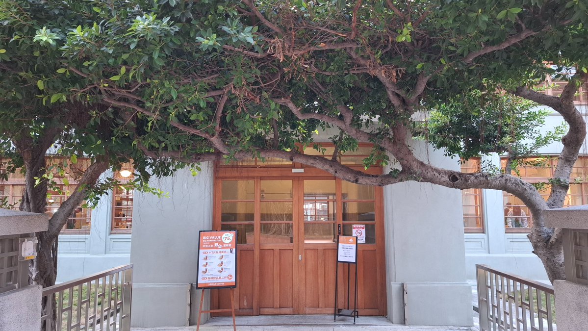 - 我最晚到紅豆餅攤車，早在現場等的大哥卻讓我先選；買晚餐時，老闆娘說香菇貢丸湯裡多了一顆魚丸，今天我很幸運呀✌️

- 超久沒走中山隧道，從駁二到校內，一路看到不少帥哥。

- 時不時要來感受一下當國立大學學生的港覺。