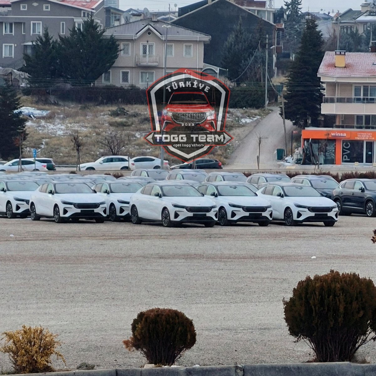 TOGG_Team's tweet image. Ankara’daki TOGG teslimat noktasında Pamukkale rengi çok sayıda TOGG T10F görüntülendi. Aynı renk ve donanımda araçların toplu halde bulunması,resmi olarak satışta olmayan pamukkale rengi T10F'lerin polis teşkilatına özel olarak üretildiği yönünde yorumlandı.

#togg #pamukkale