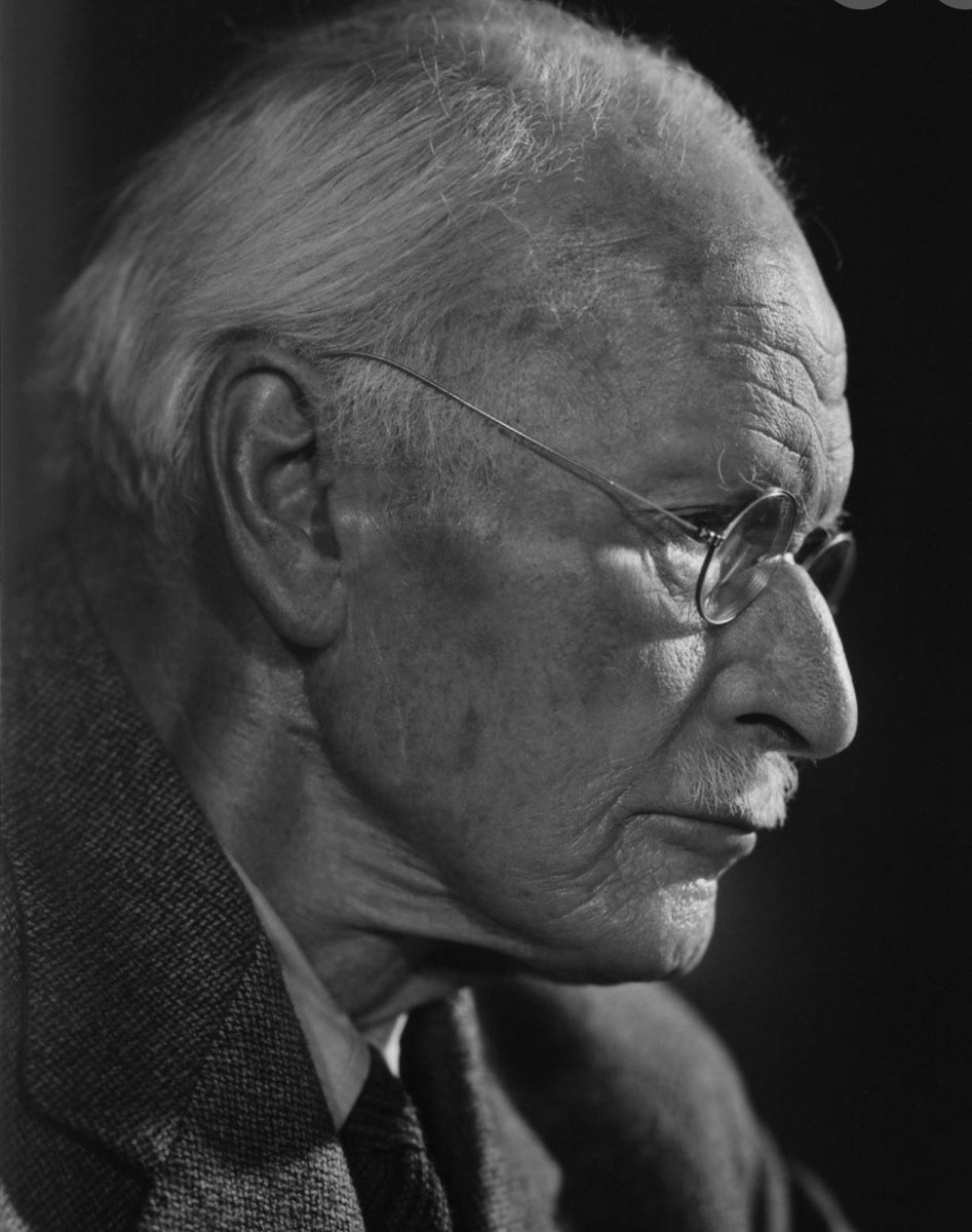 AbdulahAlAsmary's tweet image. وضع كارل جوستاف يونغ Carl Jung خمسة مبادئ أساسية للعيش السعيد:
🎯 علاقات وروابط اجتماعية وأسرية جيدة
🎯 مال يقتات منه الإنسان يوفر له حياة كريمة
🎯 ذائقة تقدر الفن والجمال 
🎯 إيمان (او موقف فلسفي عميق) يقوي العزيمة ساعة الفواجع والنكبات. 
🎯 صحة بدنية وعقلية.