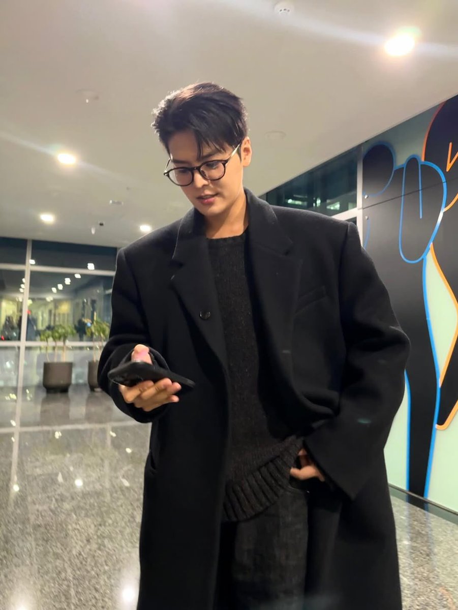 ryeounpics's tweet image. Those shoulders… they are broad BROAD