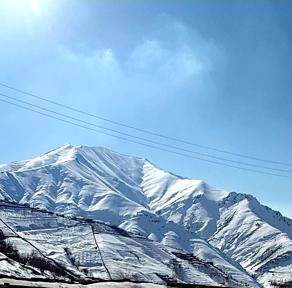 تا خدا هست،
          به مخلوق دمی تکیه مکن
که خدا کوه ثبات است 
        و بشر، عین نیاز...