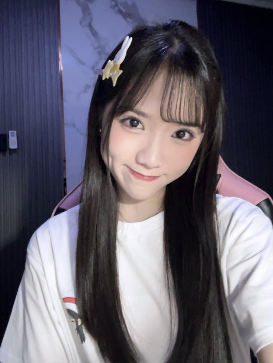 terimakasih banyaaakk udah temenin IDN Live malem ini🫶🏻 gemes gemes kaaannnn barangnyaaaaa hehehehe🤏🏻 besok kita ketemu di show theater yaaa~~ おやすみなさーい😴💤