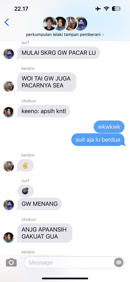 FIRSOLMAYO's tweet image. ya kira kira begini chat mereka sehari hari