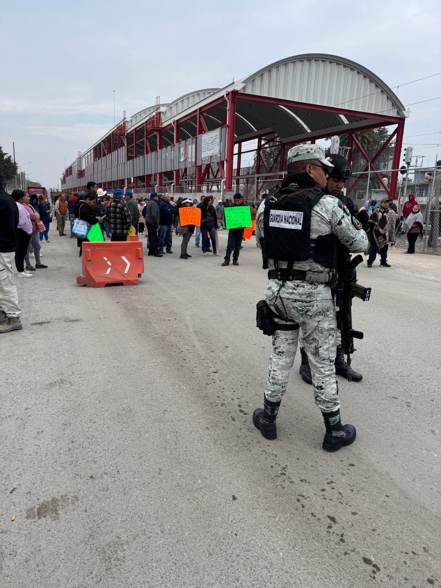 mfloresarellano's tweet photo. #ULTIMAHORA 
Ejidatarios de Teyahualco, en Tultitlán , toman estación del tren Lecheria-AIFA por incumplimiento de compromisos de @Defensamx1 .
Información en curso.
Los @TiosFinancieros no dicen Chu-Chu https://t.co/i0m7cLPPKS