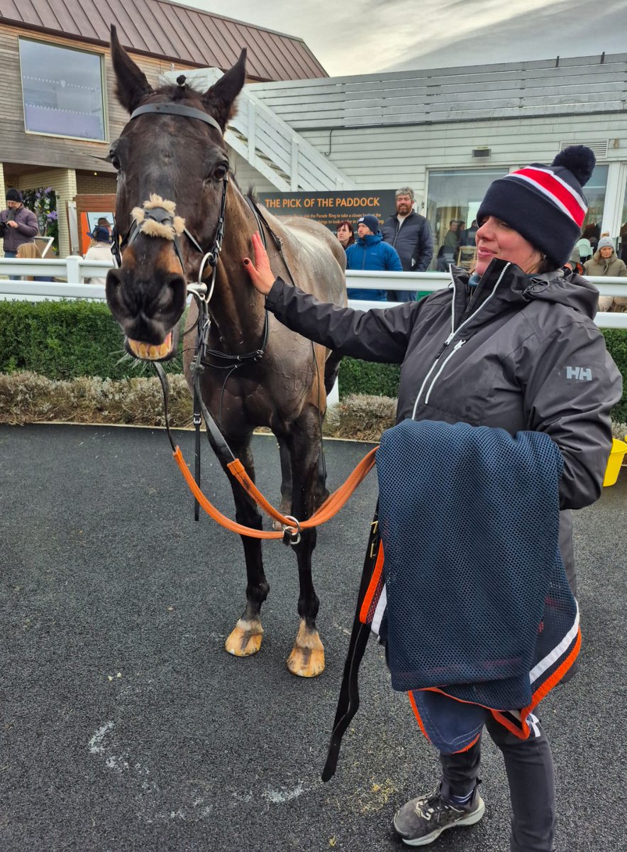 Smile if your a winner at Catterick 😄😄.   2nd last time here but no mistake 2day. Another day another winner !  This time lovely  Defence Witness for <a href="/URSAMAJORRACING/">Ursa Major Racing Ltd</a> . An  absolutely cracking ride by Jamie Hamilton. Well done Sam England 
 Winner no 6 of 2026 🍾🍾👏👏 <a href="/McK_L_/">Linda</a>
